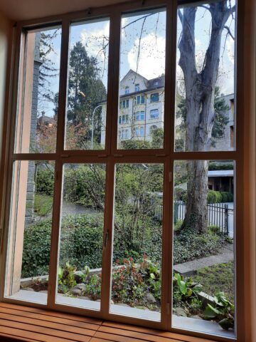 Blick aus dem Fenster im Atelier Righini Fries, 2021. Foto: Stiftung Righini-Fries