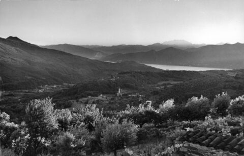 Gotthard Schuh: Blick von Bedigliora aus gegen Lago Maggiore und Monte Rosa, 1950er Jahre © Gotthard Schuh / Fotostiftung Schweiz
