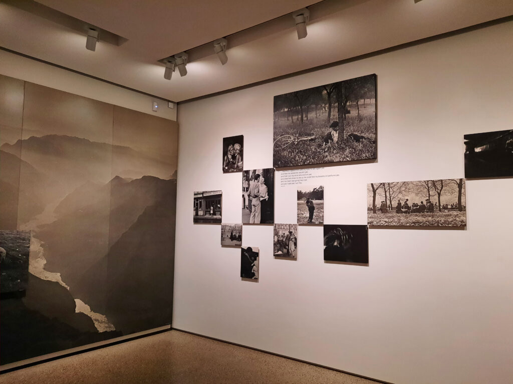 Ausstellungsansicht «The Family of Man» im Schloss Clervaux mit dem Foto «Römisches Liebespaar» von Gotthard Schuh, 2023 © Stiftung Righini Fries Ausstellungsansicht «The Family of Man» im Schloss Clervaux mit dem Foto «Römisches Liebespaar» von Gotthard Schuh, 2023 © Stiftung Righini Fries