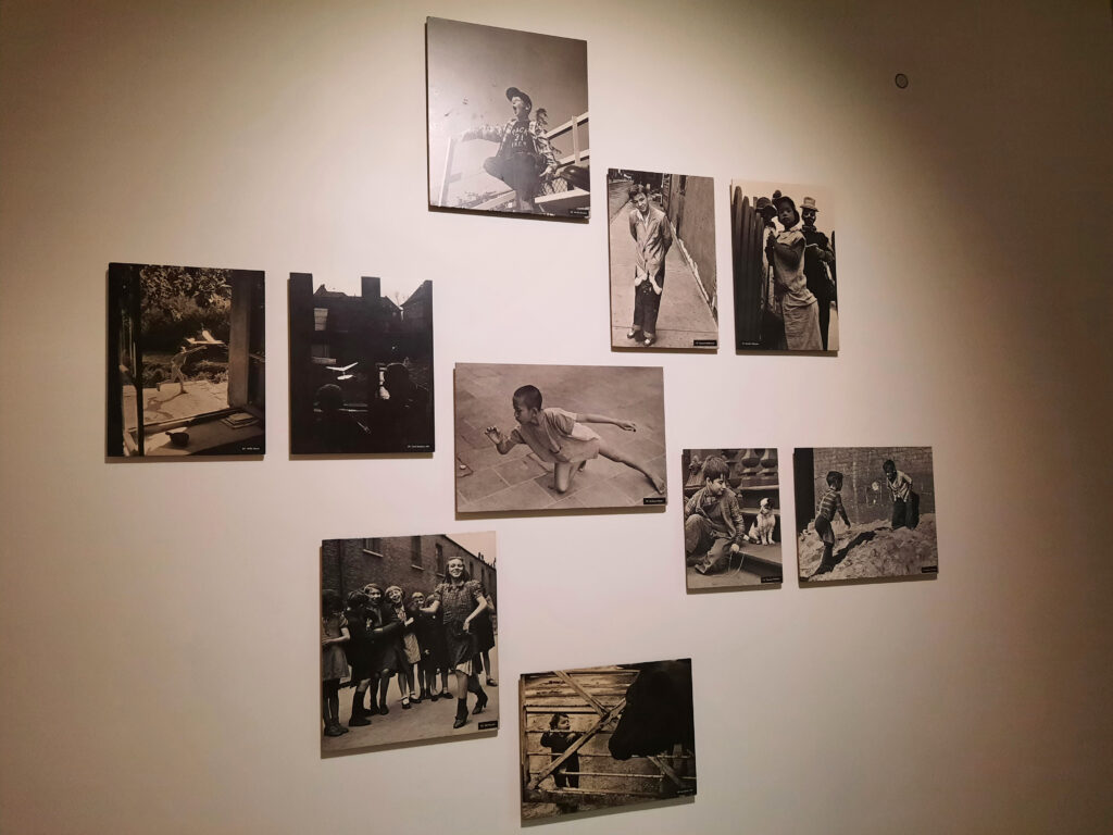 Ausstellungsansicht «The Family of Man» im Schloss Clervaux mit dem Foto «Murmelspielender Knabe aus Java» von Gotthard Schuh, 2023 © Stiftung Righini Fries Ausstellungsansicht «The Family of Man» im Schloss Clervaux mit dem Foto «Murmelspielender Knabe aus Java» von Gotthard Schuh, 2023 © Stiftung Righini Fries