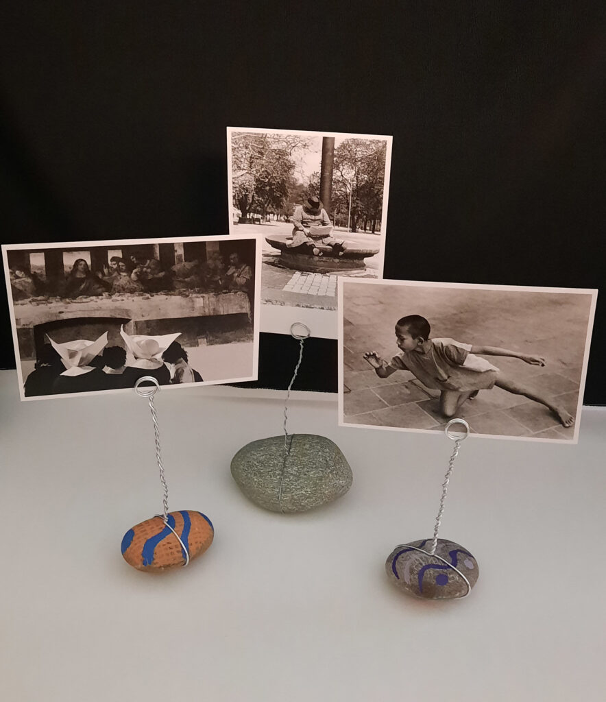 Fotohalter mit Postkarten von Gotthard Schuh © Stiftung Righini-Fries Zürich Fotohalter mit Postkarten von Gotthard Schuh © Stiftung Righini-Fries Zürich