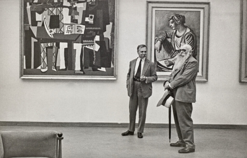 Sigismund Righini und Wilhelm Wartmann in der Picasso-Ausstellung im Kunsthaus Zürich, 1932. Aufnahme von unbekannt © Stiftung Righini-Fries Zürich, Fotoarchiv. Gemälde von Picasso: © Succession Picasso / 2022, ProLitteris, Zürich Sigismund Righini und Wilhelm Wartmann in der Picasso-Ausstellung im Kunsthaus Zürich, 1932. Aufnahme von unbekannt © Stiftung Righini-Fries Zürich, Fotoarchiv. Gemälde von Picasso: © Succession Picasso / 2022, ProLitteris, Zürich