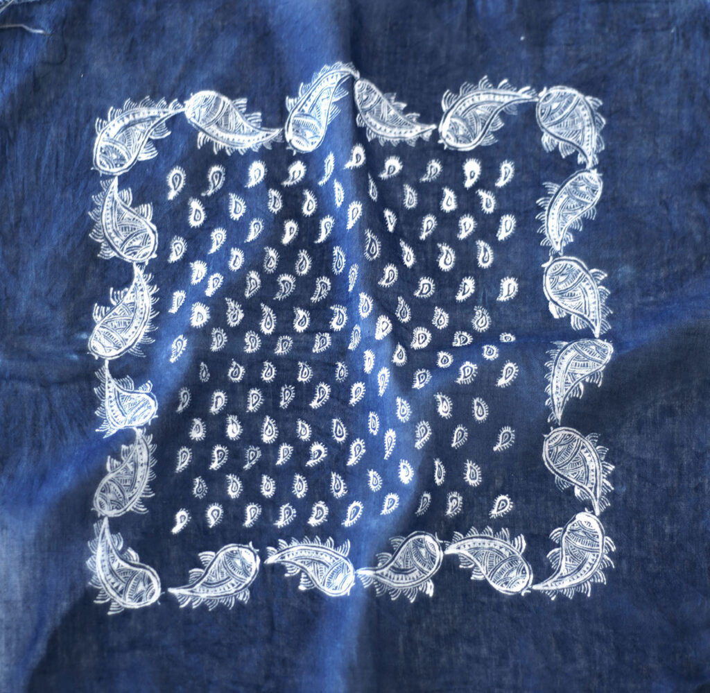 Jiaxi Han: Batik Hands series, 2024, Baumwolle, Indigo, Wachs © Jiaxi Han Jiaxi Han: Batik Hands series, 2024, Baumwolle, Indigo, Wachs © Jiaxi Han