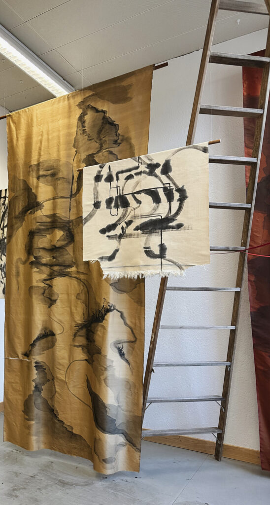 Rachel TonThat: Untitled I, 2023, Tusche und Seidenfaden auf Seide © Rachel TonThat Rachel TonThat: Untitled I, 2023, Tusche und Seidenfaden auf Seide © Rachel TonThat