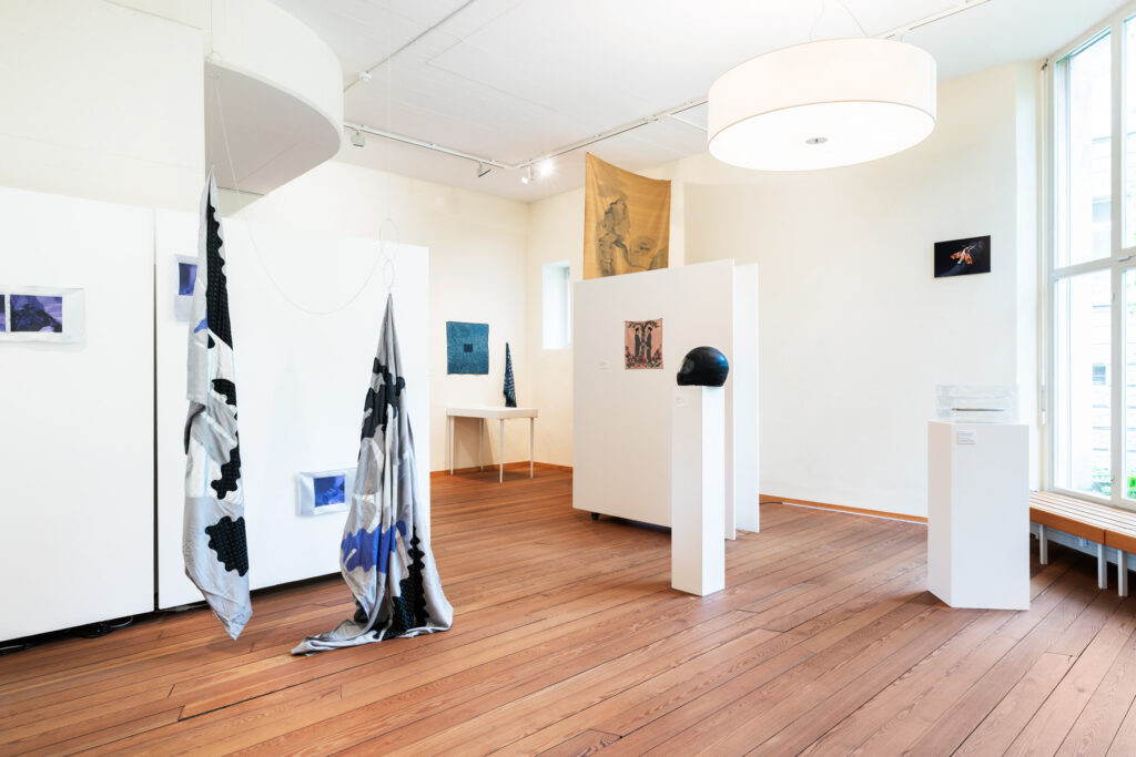 Ausstellungsansicht Atelier Righini Fries, 2024. Foto: Marcel Rickli © Stiftung Righini-Fries Zürich Ausstellungsansicht Atelier Righini Fries, 2024. Foto: Marcel Rickli © Stiftung Righini-Fries Zürich