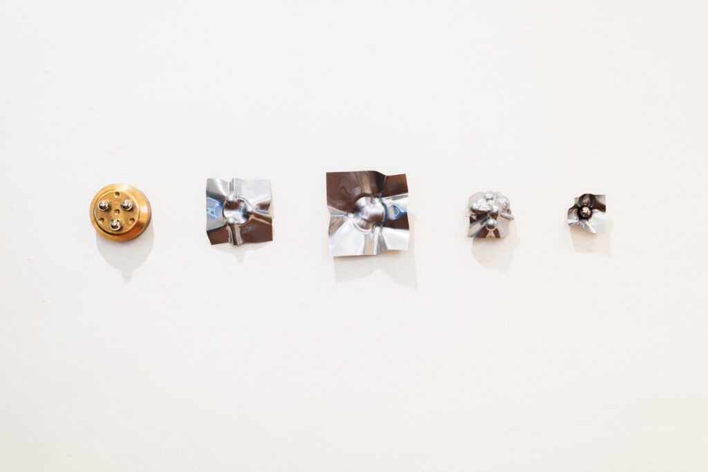 Studio Topo (Moritz Gysi und Linus Maurmann): Cause & Effect, 2023 - 2024, geprägte Metallplatten. Foto © Marcel Rickli Studio Topo (Moritz Gysi und Linus Maurmann): Cause & Effect, 2023 - 2024, geprägte Metallplatten. Foto © Marcel Rickli