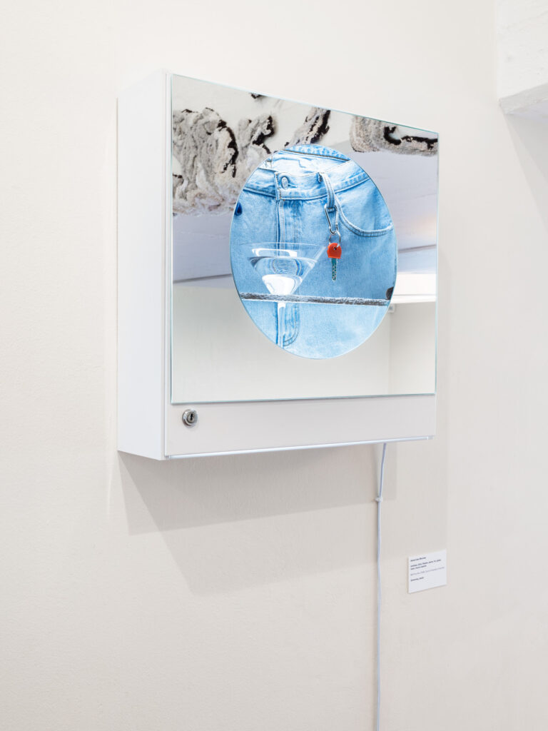 Alexeï Aad Monney: Untitled, 2024, Gips, Jeans, Metall, Glas, Fundstücke. Foto © Marcel Rickli Alexeï Aad Monney: Untitled, 2024, Gips, Jeans, Metall, Glas, Fundstücke. Foto © Marcel Rickli