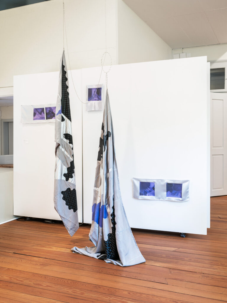 Caroline Ammer: Unperforming the mother script, 2023, diverse Textilien. Foto © Marcel Rickli Caroline Ammer: Unperforming the mother script, 2023, diverse Textilien. Foto © Marcel Rickli