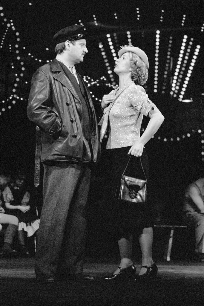 «Kasimir und Karoline» von Ödön von Horváth. Schauspielhaus Zürich, 25.10.1975. Foto: Leonard Zubler, Stadtarchiv Zürich, VII.200. Archiv Schauspielhaus Zürich AG «Kasimir und Karoline» von Ödön von Horváth. Schauspielhaus Zürich, 25.10.1975. Foto: Leonard Zubler, Stadtarchiv Zürich, VII.200. Archiv Schauspielhaus Zürich AG