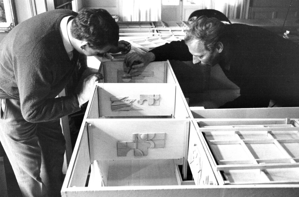 Beno Blumenstein und Jacques Plancherel bei der Arbeit an den Holzreliefs für die Expo 64. Foto von unbekannt, 1964. Stiftung Righini-Fries Zürich, Fotoarchiv