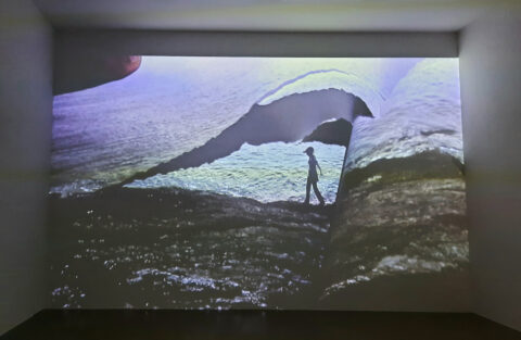 Ausstellungsansicht Aargauer Kunsthaus mit Judith Albert «Mare mosso» (2015). Foto: Stiftung Righini-Fries © Judith Albert