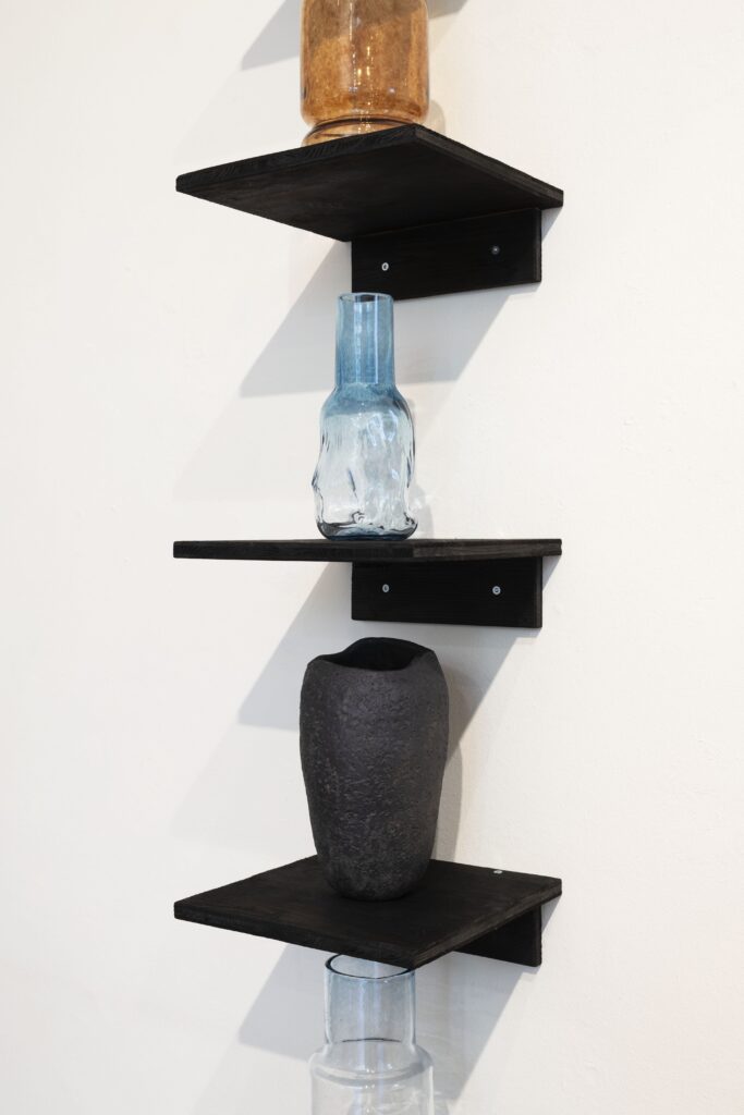 Sonja Heary Keller: Flux, 2022–2026, Keramik, Glas, Holz (Detail). Foto © Marcel Rickli
